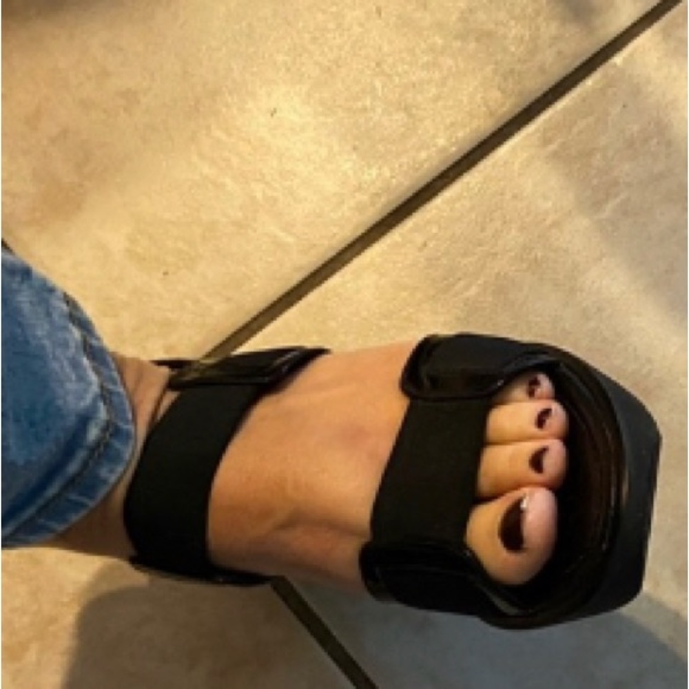 Donald J Pilner Black open toe Sandal size 8.5N - Picture 1 of 11